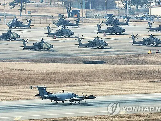 ソウル南方・平沢の米軍基地キャンプ・ハンフリーで９日、偵察機ＲＣ１２Ｘが離陸している＝（聯合ニュース）