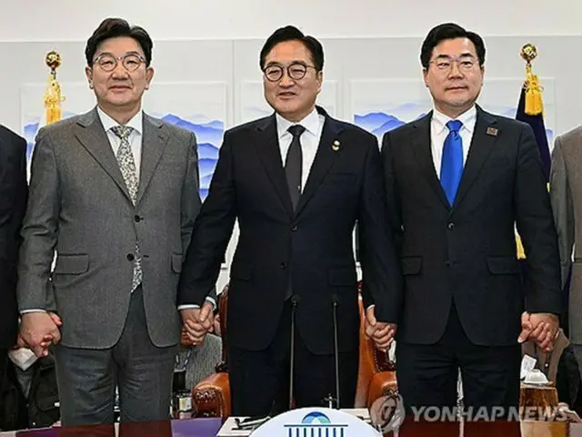 ６日、国会で国政協議会を行った「国民の力」の権性東（クォン・ソンドン）院内代表（左）と「共に民主党」の朴贊大（パク・チャンデ）院内代表（右）＝（聯合ニュース）
