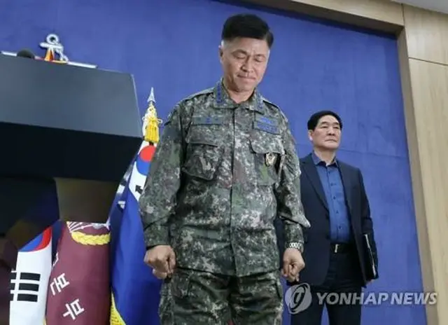 戦闘機誤爆事故について謝罪する李英秀（イ・ヨンス）空軍参謀総長＝１０日、ソウル（聯合ニュース）