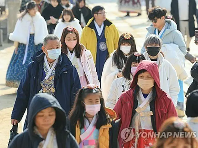 ソウル中心部にある朝鮮王朝時代の王宮、景福宮を訪れた外国人観光客（資料写真）＝（聯合ニュース）