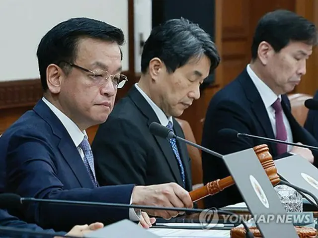 閣議を開いた崔相穆氏＝１１日、ソウル（聯合ニュース）