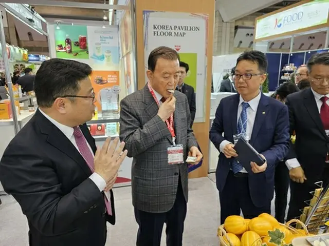 試食するａＴの洪文杓社長（中央・同社提供）＝（聯合ニュース）≪転載・転用禁止≫
