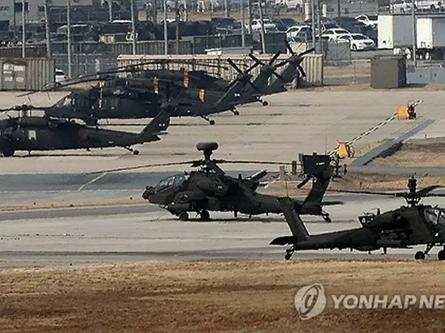 韓米合同軍事演習「フリーダムシールド」が始まった１０日、ソウル南方・平沢の米軍基地キャンプ・ハンフリーで離陸する攻撃ヘリコプター・アパッチ＝（聯合ニュース）