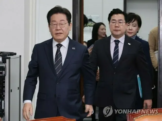 国会で開かれた「共に民主党」の最高委員会議に臨む同党の李在明代表（左）＝１２日、ソウル（聯合ニュース）