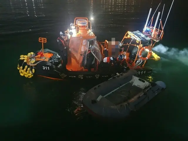 中国人男女が乗っていたゴムボートを確認する海洋警察の警備艇（仁川海洋警察署提供）＝（聯合ニュース）≪転載・転用禁止≫