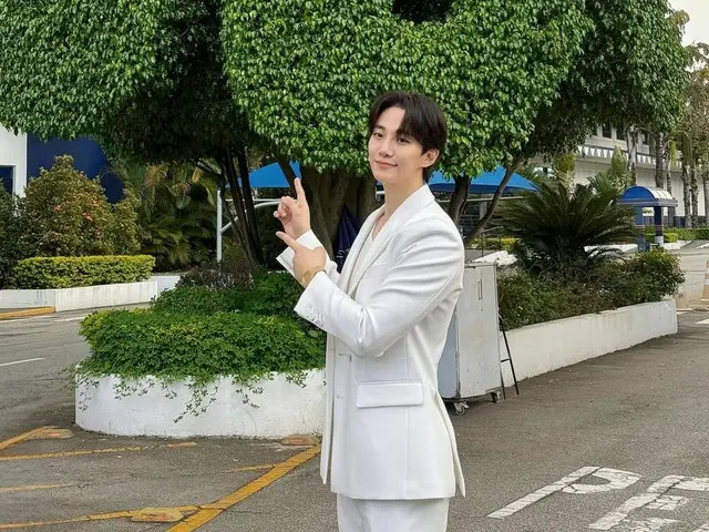「2PM」ジュノ、オールホワイトルックでいっそう眩しい