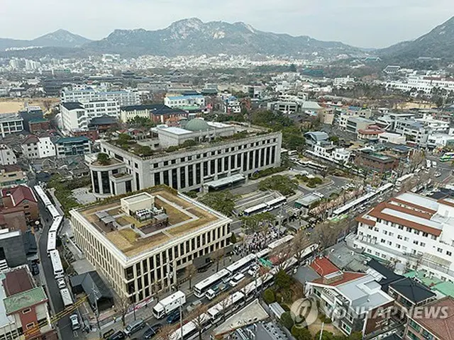上空から撮影した憲法裁判所＝１２日、ソウル（聯合ニュース）