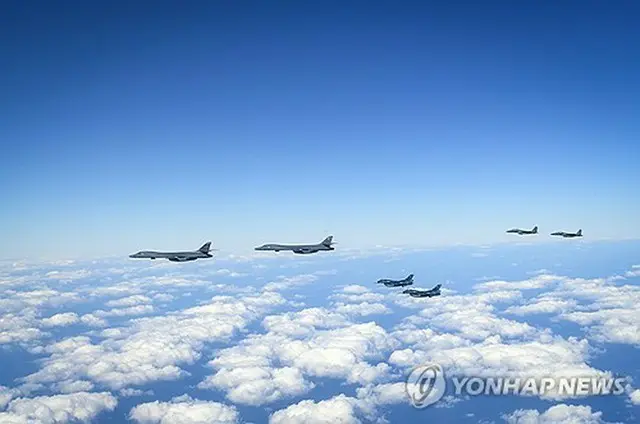 韓米日が１月１５日、朝鮮半島付近の公海上で実施した空中訓練の様子（国防部提供）＝（聯合ニュース）≪転載・転用禁止≫
