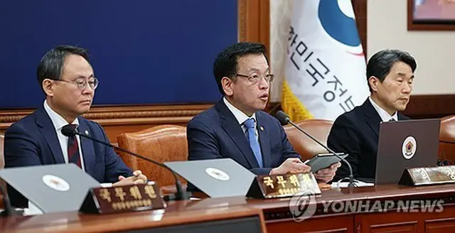 閣議で発言する崔氏（大統領室通信写真記者団）＝１４日、ソウル（聯合ニュース）
