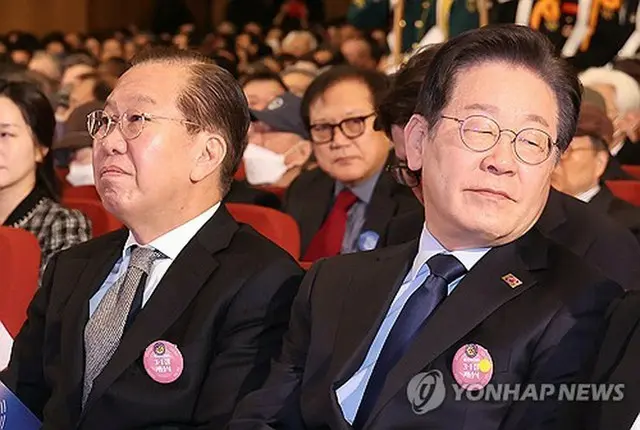 １日に開かれた独立運動記念日「三・一節」の式典に出席した与党「国民の力」の臨時執行部トップ、権寧世（クォン・ヨンセ）非常対策委員長（左）と最大野党「共に民主党」の李在明（イ・ジェミョン）代表（大統領室通信写真記者団）＝（聯合ニュース）