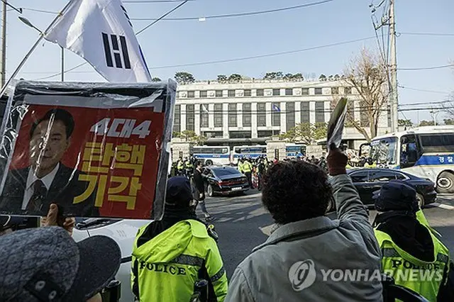 ソウルの憲法裁判所前で１１日午前、尹錫悦大統領の支持者らが「弾劾棄却」を訴えている。当初、憲法裁は１４日に尹大統領の罷免の是非を言い渡すとの見方が強かったが、裁判官の評議が長引き、宣告は今月末となる可能性も取り沙汰されている＝（聯合ニュース）