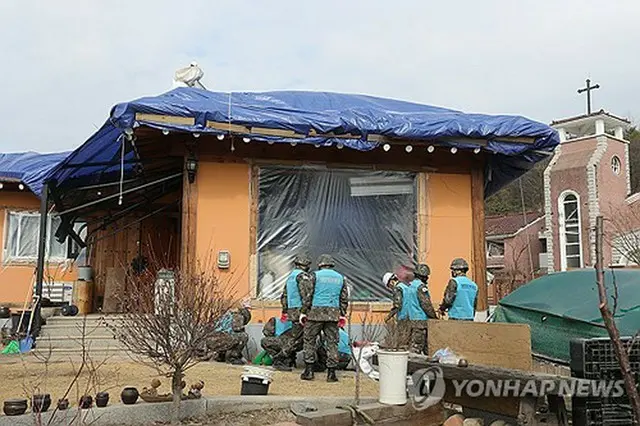 誤爆事故現場で復旧作業を行う兵士たち＝１２日、抱川（聯合ニュース）