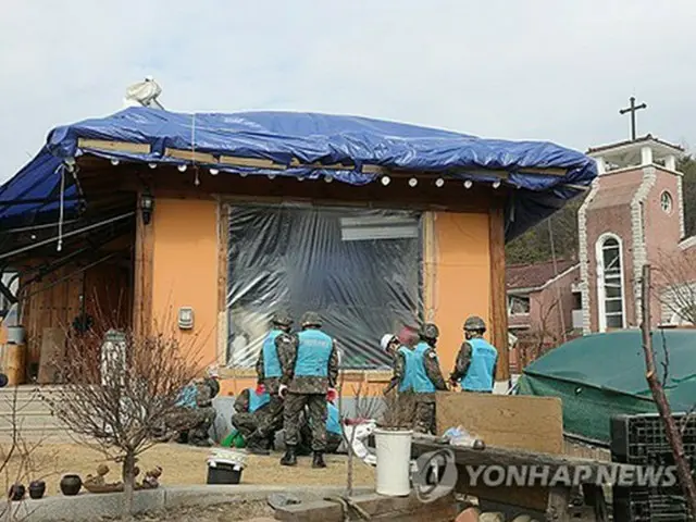 誤爆事故現場で復旧作業を行う兵士たち＝１２日、抱川（聯合ニュース）