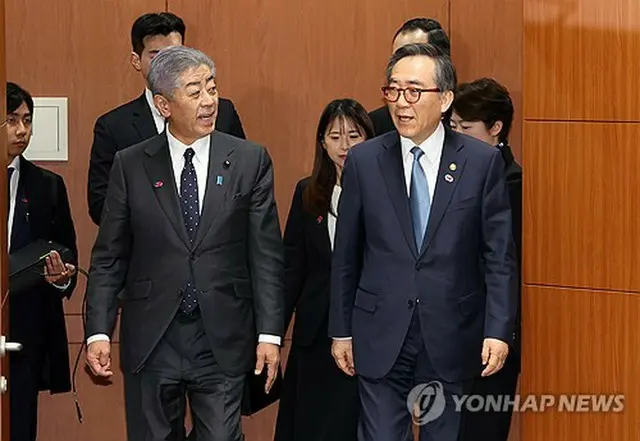 １月１３日、ソウルで会談した韓国の趙兌烈外交部長官（右）と日本の岩屋毅外相＝（聯合ニュース）
