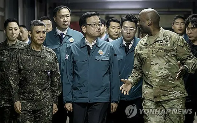 韓米連合軍司令部の戦闘指揮所を訪れた崔相穆（チェ・サンモク）経済副首相兼企画財政部長官（中央、同部提供）＝（聯合ニュース）≪転載・転用禁止≫
