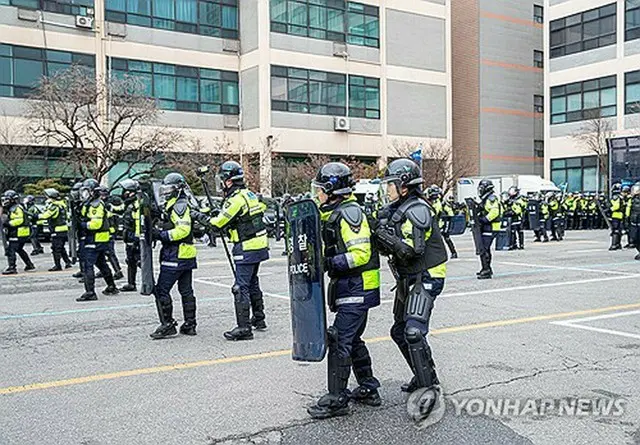 宣告日を控え、訓練を行う警察機動隊（ソウル警察庁提供）＝（聯合ニュース）≪転載・転用禁止≫