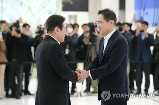 李在鎔氏（右）と握手する李在明氏（共同取材）＝２０日、ソウル（聯合ニュース）