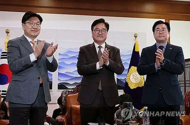 国民年金改革案に合意し、国会議長室で記念撮影する与党「国民の力」の権性東（クォン・ソンドン）院内代表（左）と最大野党「共に民主党」の朴贊大（パク・チャンデ）院内代表（右）＝２０日、ソウル（聯合ニュース）