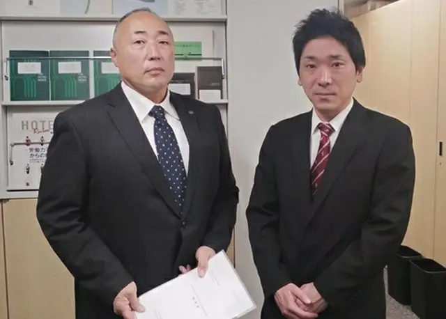 民団人権擁護委員会の趙龍済委員長（左）は日本ホテル協会の関係者に要望書を提出した（民団提供）＝（聯合ニュース）≪転載・転用禁止≫
