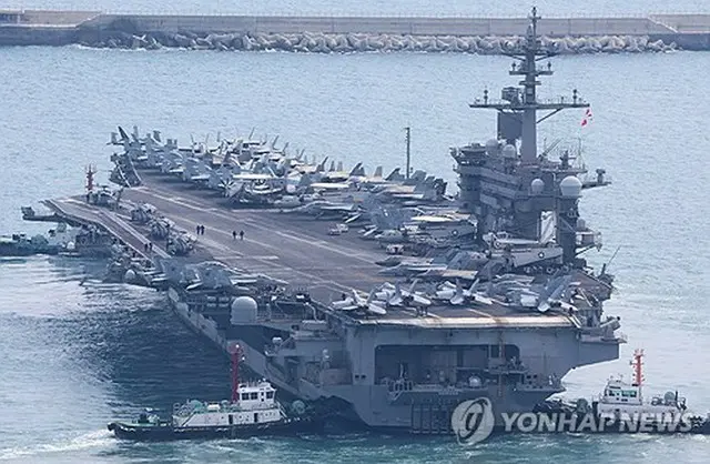 ７日、釜山海軍作戦基地を出るカールビンソン＝（聯合ニュース）