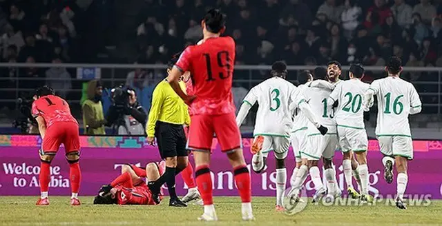 後半に追いつかれ、肩を落とす韓国代表＝２０日、高陽（聯合ニュース）