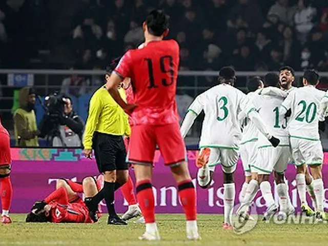 後半に追いつかれ、肩を落とす韓国代表＝２０日、高陽（聯合ニュース）