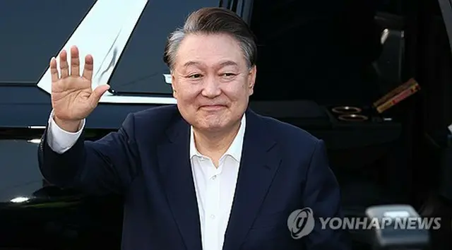 ８日に釈放され、ソウル拘置所前で支持者らに手を振る尹大統領＝（聯合ニュース）