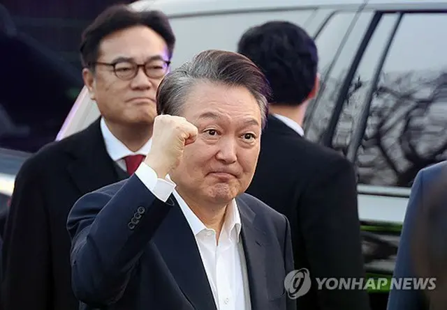 ８日、釈放され公邸に到着した尹大統領＝（聯合ニュース）