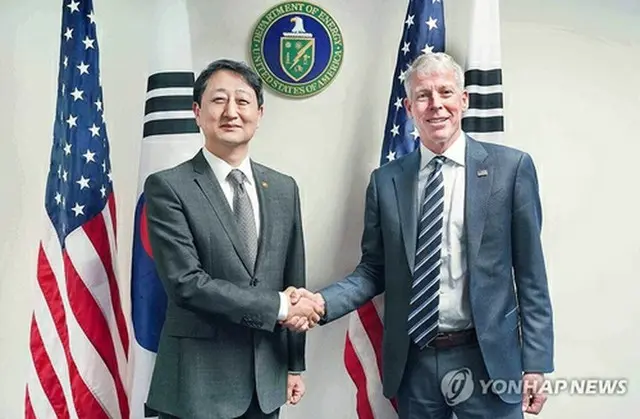韓国の安徳根（アン・ドクグン）産業通商資源部が２０日（現地時間）、米ワシントンでエネルギー省のライト長官と初めて会談した（同部提供）＝（聯合ニュース）≪転載・転用禁止≫