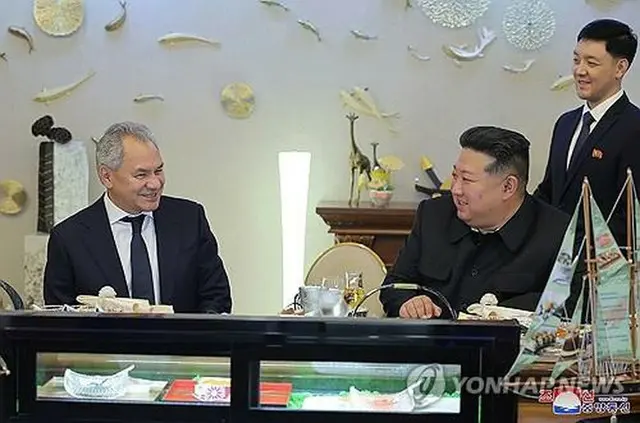 ２４年９月に平壌で会談したショイグ氏（左）と金正恩氏＝（朝鮮中央通信＝聯合ニュース）≪転載・転用禁止≫