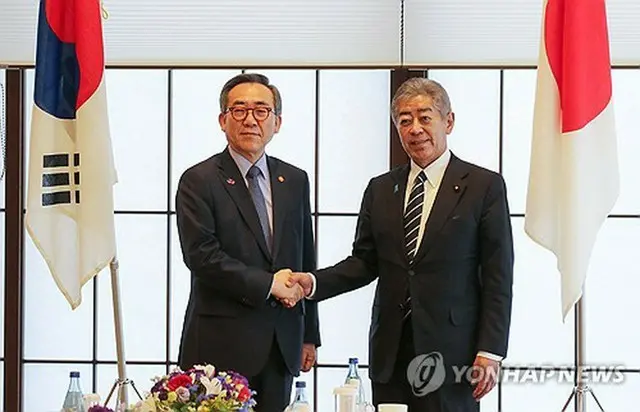 握手する趙長官（左）と岩屋外相＝２２日、東京（聯合ニュース）