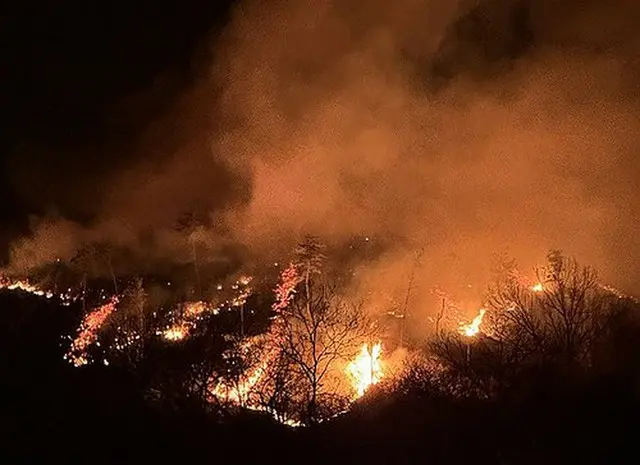 ２１日に山清郡で山火事が発生した（山林庁提供）＝（聯合ニュース）≪転載・転用禁止≫