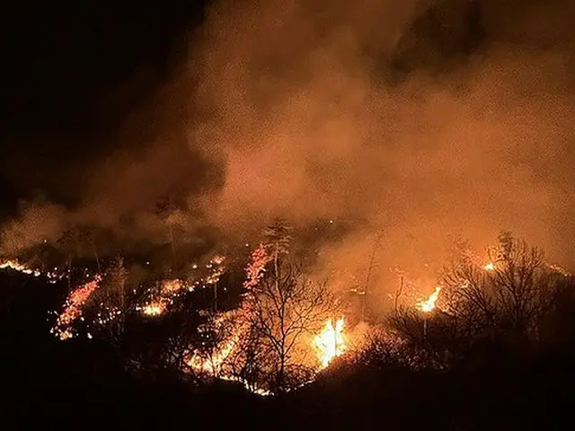 ２１日に山清郡で山火事が発生した（山林庁提供）＝（聯合ニュース）≪転載・転用禁止≫