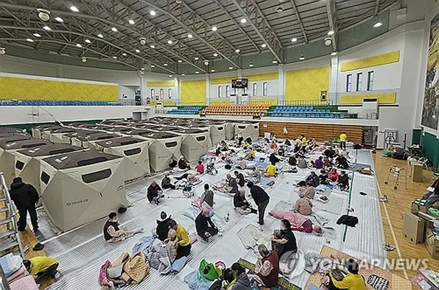 慶尚北道義城郡の体育館に避難した住民＝２３日、義城（聯合ニュース）