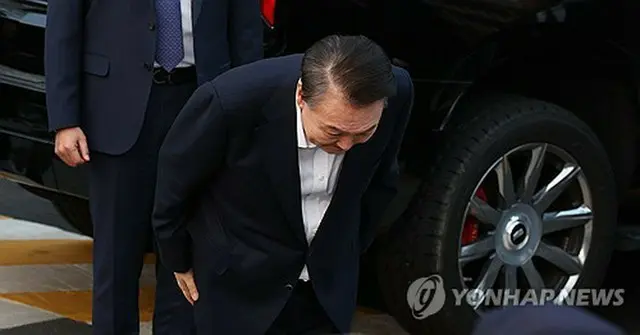 拘置所から釈放されて大統領公館に到着した尹大統領が支持者にあいさつしている＝８日、ソウル（聯合ニュース）