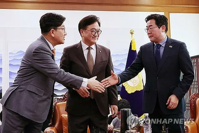 与党「国民の力」の権性東（クォン・ソンドン）院内代表（左）と最大野党「共に民主党」の朴贊大（パク・チャンデ）院内代表（右）＝（聯合ニュース）