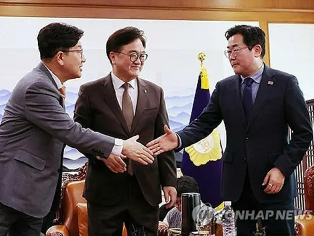 与党「国民の力」の権性東（クォン・ソンドン）院内代表（左）と最大野党「共に民主党」の朴贊大（パク・チャンデ）院内代表（右）＝（聯合ニュース）