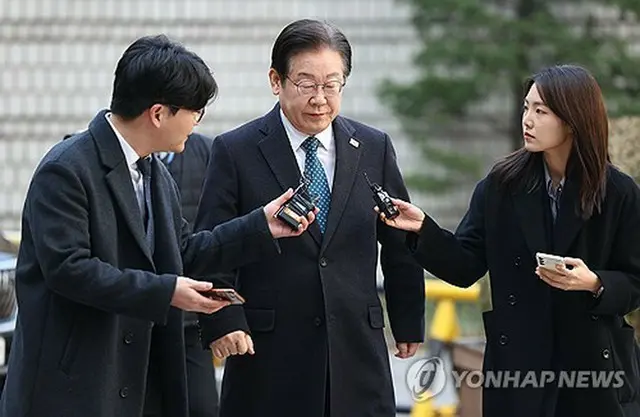 今月１１日、城南市長時代の都市開発事業に絡む不正事件の公判に出席する李氏＝（聯合ニュース）