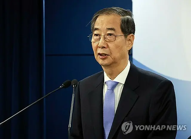 政府ソウル庁舎で国民向け談話を発表する韓悳洙首相＝２４日、ソウル（聯合ニュース）