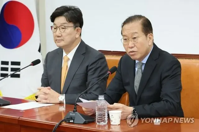 記者会見を行う「国民の力」臨時執行部トップの権寧世（クォン・ヨンセ）非常対策委員長（右）と権性東（クォン・ソンドン）院内代表＝２４日、ソウル（聯合ニュース）