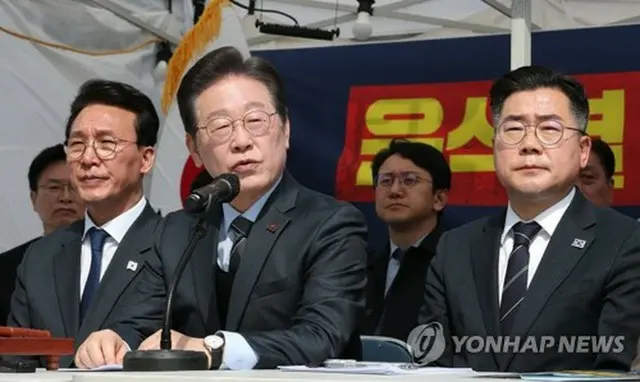 光化門広場で開かれた最高委員会議で発言する「共に民主党」の李在明代表＝２４日、ソウル（聯合ニュース）