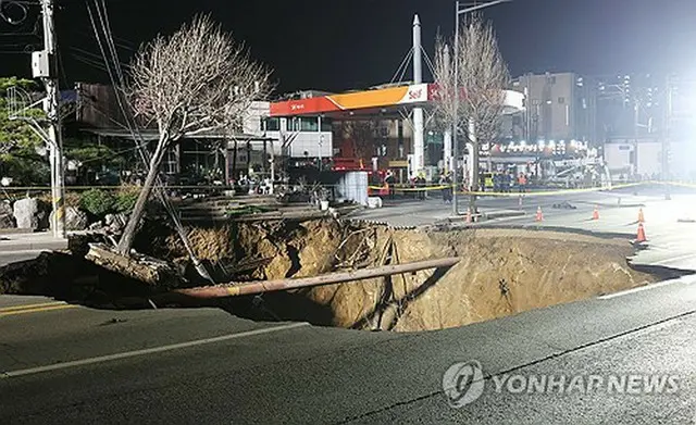 陥没した道路＝２４日、ソウル（聯合ニュース）
