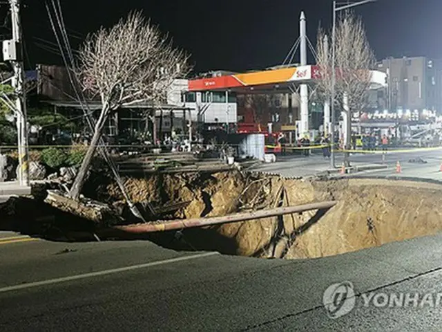 陥没した道路＝２４日、ソウル（聯合ニュース）