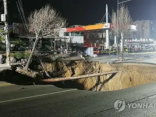 ソウルで大規模道路陥没　転落の１人行方不明・負傷１人