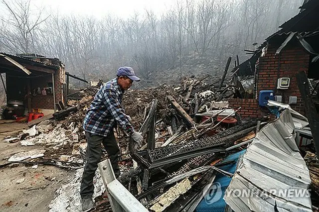 山火事の被害を受けた慶尚北道義城郡の住宅＝２５日、義城（聯合ニュース）