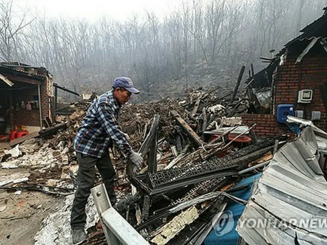 山火事の被害を受けた慶尚北道義城郡の住宅＝２５日、義城（聯合ニュース）