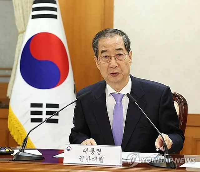 閣議を主宰する韓氏（大統領室通信写真記者団）＝２４日、ソウル（聯合ニュース）