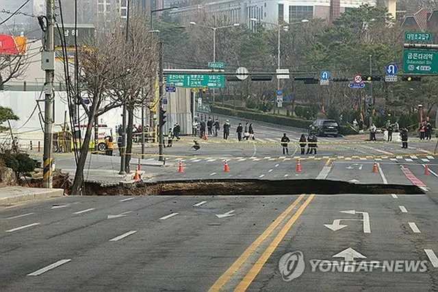 陥没事故が起きた道路＝２５日、ソウル（聯合ニュース）