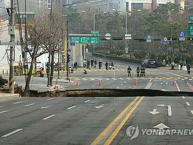 陥没事故が起きた道路＝２５日、ソウル（聯合ニュース）