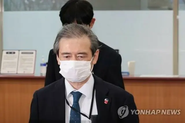 外交部庁舎に入る在韓日本大使館の實生泰介総括公使＝２５日、ソウル（聯合ニュース）